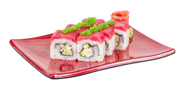 Maki Sushi Roll fait de crabe avocat concombre à l'intérieur Thon frais et œufs de tobico à l'extérieur