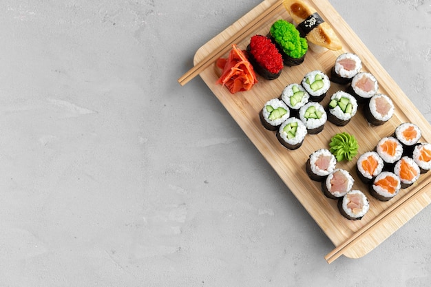 Maki sushi servi sur un plateau en bois close up