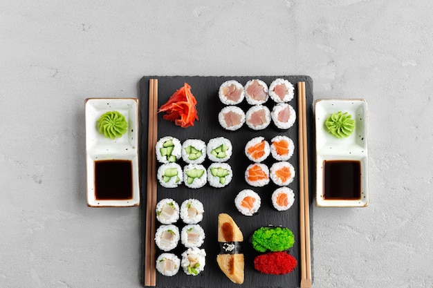 Maki sushi servi sur un plateau en pierre noire close up