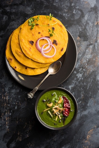 Makki di roti avec sarson ka saag, recette populaire de plat principal punjabi en hiver à base de pains de maïs feuilles de moutarde curry. servi sur fond de mauvaise humeur. mise au point sélective