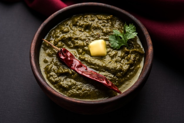 Makki Ki Roti & Sarson Ka Sag est essentiellement du pain plat et du curry au sol de maïs utilisant respectivement des feuilles de moutarde. Nourriture populaire du Pendjabi