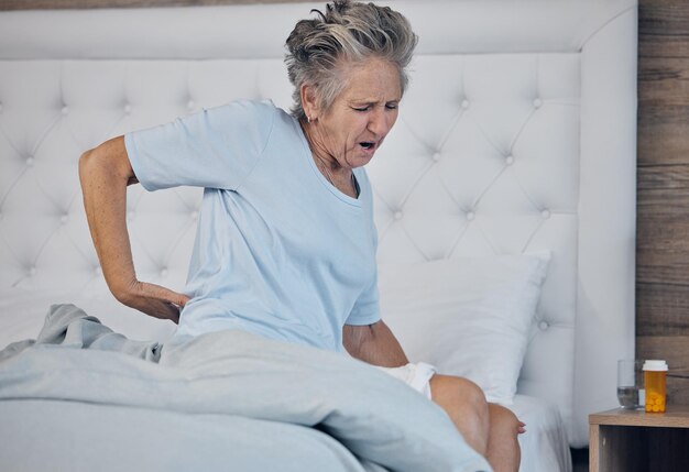 Photo mal de dos femme âgée et santé avec blessure et vieillesse urgence médicale avec personne malade et bien-être inflammation tension musculaire et arthrite de la colonne vertébrale ou fibromyalgie avec soins de santé