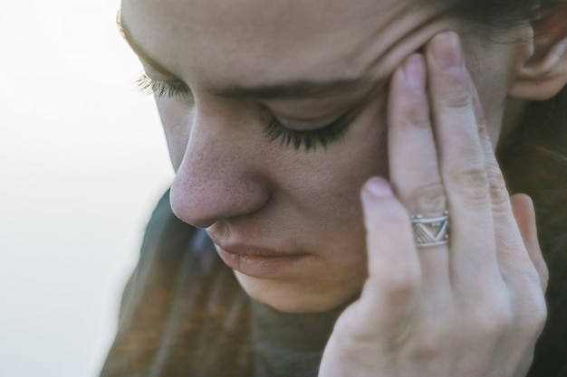 Mal de tête chez une jeune femme