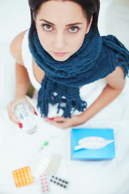 Malade belle femme au repos au lit à la maison