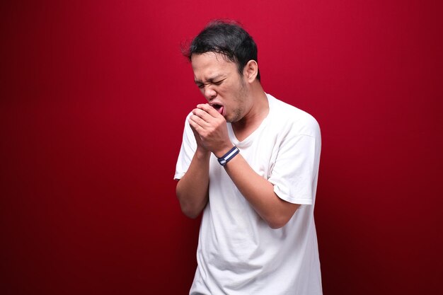 Malade Jeune homme asiatique est la grippe et la toux Maladie concept de douleur grippale Concepts de soins de santé et Corona