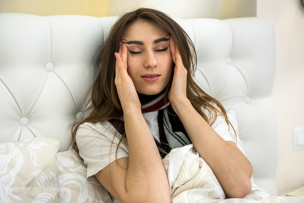 Malade jolie fille couchée dans son lit avec prendre un médicament