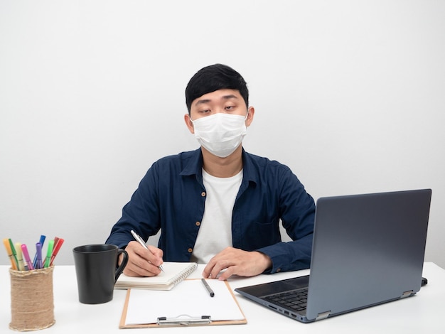 Malade portant un masque assis sur le lieu de travail fond blanc