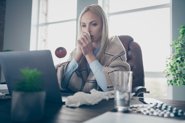 malades affaires dame regard ordinateur portable en cours d'exécution