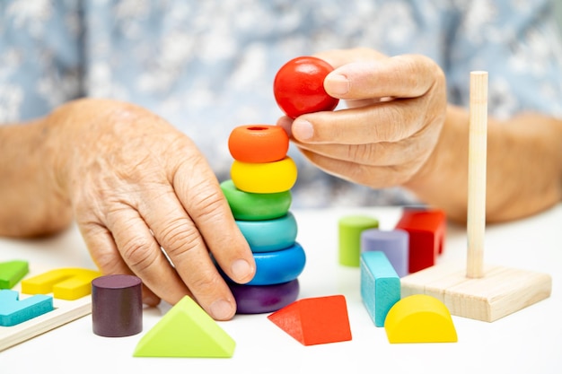 Photo maladie d'alzheimer ad femme âgée asiatique souffrant de démence apprendre la réadaptation pratique des compétences motrices