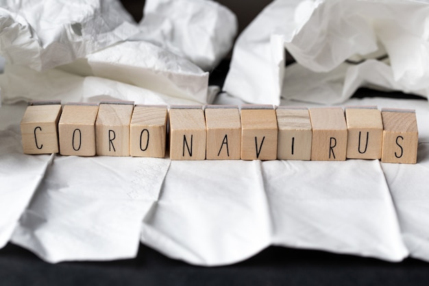 Maladie à coronavirus nommée 2019-nCoV sur tissu blanc avec des fournitures médicales