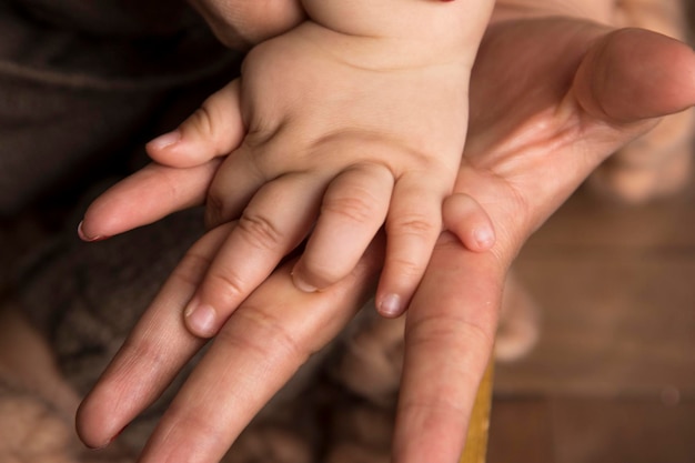 Maladie génétique de la main de bébé polydactylie