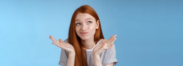 Maladroit mal à l'aise jolie fille rousse populaire essayant de penser à une excuse se sentant réticent uncer