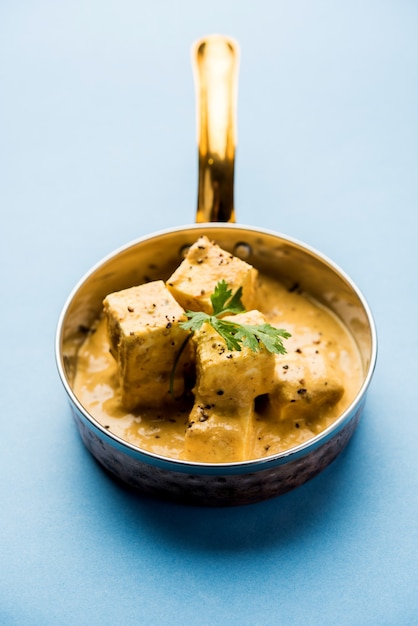 Malai ou achari Paneer dans une sauce à base de crème à fouetter. servi sur un plat de service. mise au point sélective