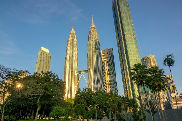 Malaisie, Kuala Lumpur. Matin dans le parc près des gratte-ciel des tours jumelles Petronas