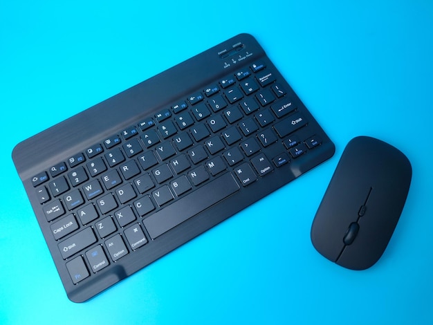 Malaisie30 avril 2022 Clavier sans fil Bluetooth noir et souris sans fil sur fond bleu