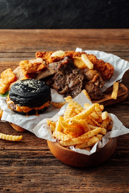 La malbouffe avec des hamburgers et des frites