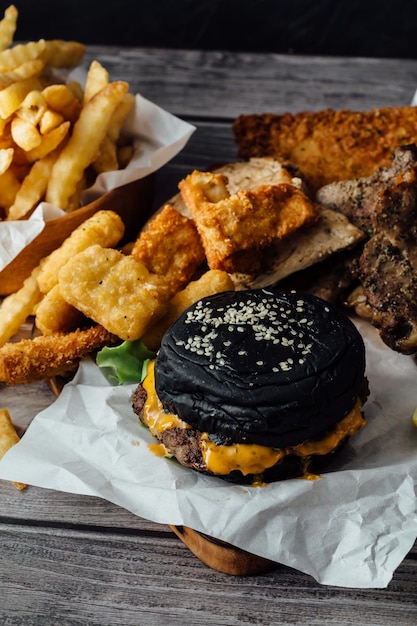 malbouffe sur table en bois