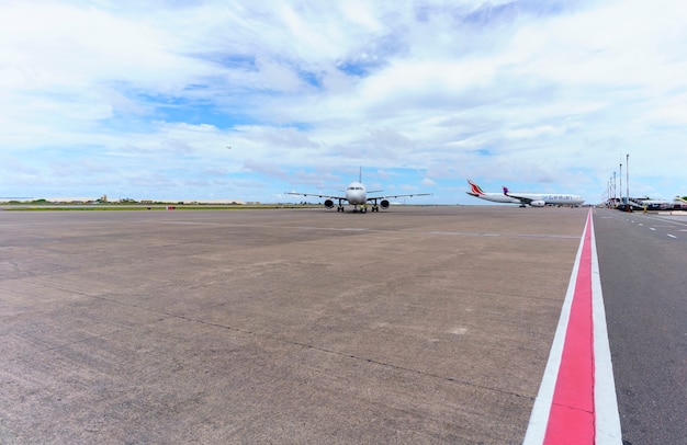 Photo maldives island république des maldives 3 mars 2017 atterrissage d'un avion à l'aéroport de velana