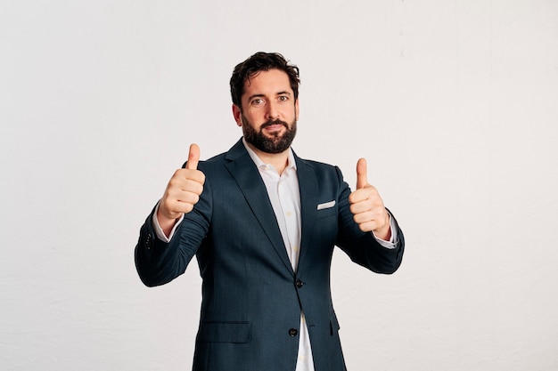 Mâle adulte barbu en veste et chemise avec espace de copie dans un studio tourné avec fond blanc.