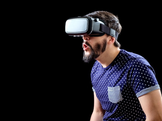 mâle barbu avec des lunettes de réalité virtuelle