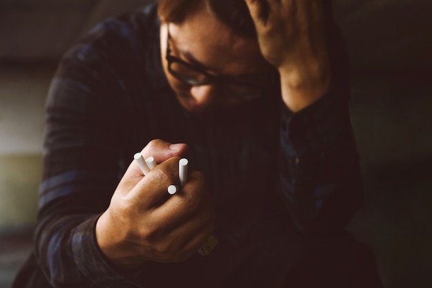 Mâle cigarette écrasant la main