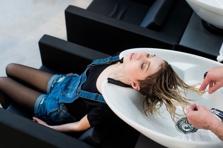 Mâle coiffeur lavage cheveux femme teen