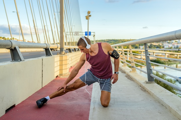 Mâle coureur qui s&#39;étend ses jambes.