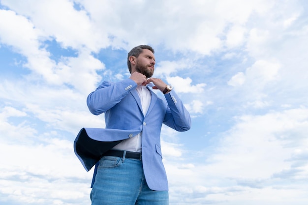 Mâle formel mode professionnel mal rasé homme mariée marié sur fond de ciel bel homme d'affaires en vêtements de cérémonie succès commercial patron réussi en costume pragmatique entrepreneur ou gestionnaire