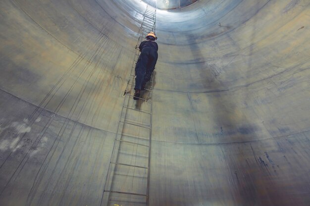 Mâle à l'intérieur monter le réservoir d'inspection visuelle de stockage d'escalier dans l'espace confiné