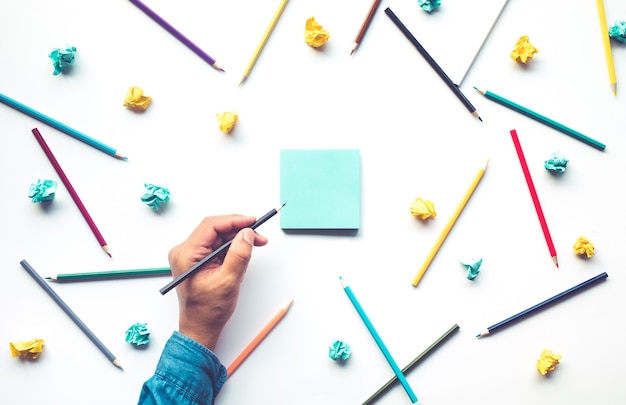 Mâle Main écrit Sur Papier à Lettres Avec Un Crayon Coloré Sur Fond Blanc.