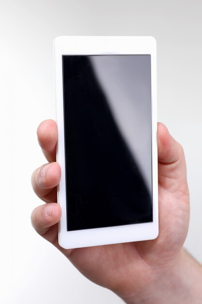 Mâle main hoding smartphone isolé sur fond blanc