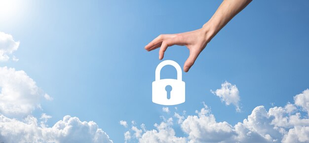 Mâle main tenant une icône de cadenas de verrouillage.Réseau de sécurité cybernétique. Mise en réseau de la technologie Internet Protection des données personnelles sur tablette. Concept de confidentialité de la protection des données. GDPR. EU.Banner.