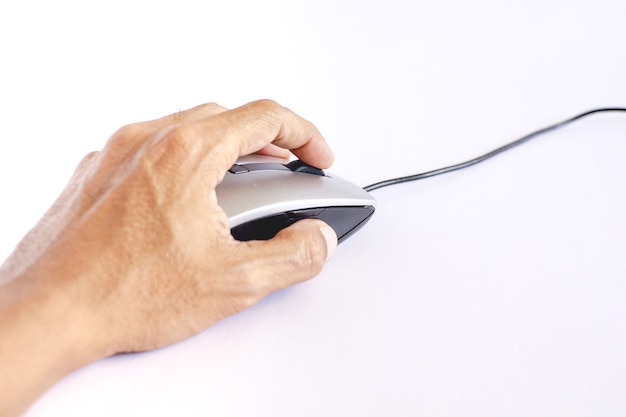 Photo mâle main tenant la souris d'ordinateur avec dans le fond blanc