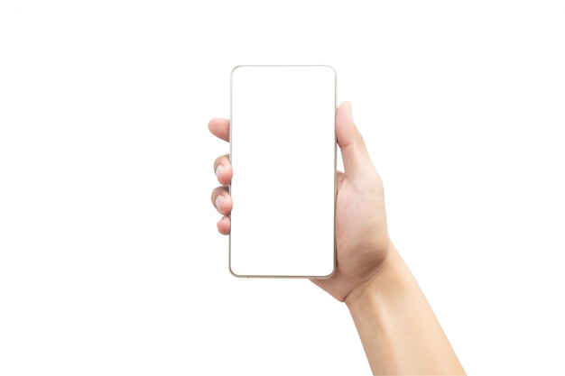 Mâle main tenant le téléphone d'or avec écran blanc isolé sur mur blanc avec un tracé de détourage.