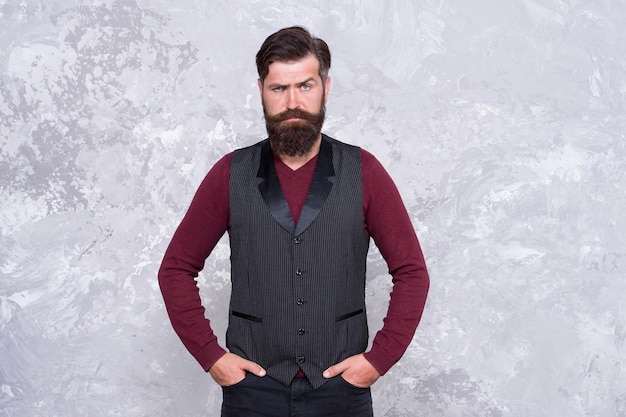 Mâle parfait. des moustaches élégantes et bien taillées qui ont fière allure. Tenue formelle hipster barbu. Coiffeur barbier vintage. Mode masculine et beauté. Guy confiant au salon de beauté. moustache homme brutal.