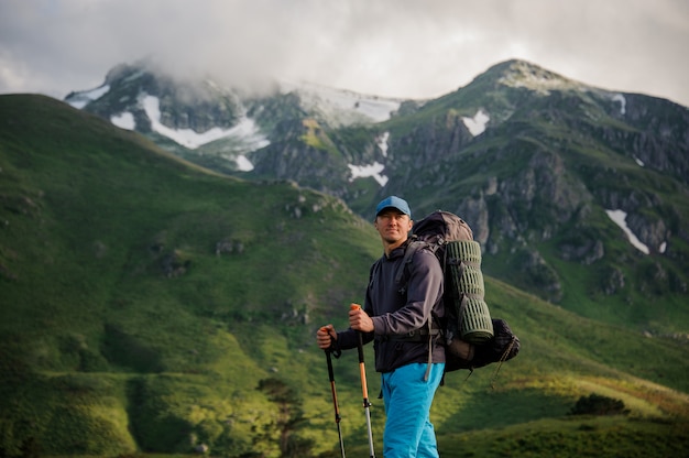 Mâle, touriste, debout, devant, montagnes