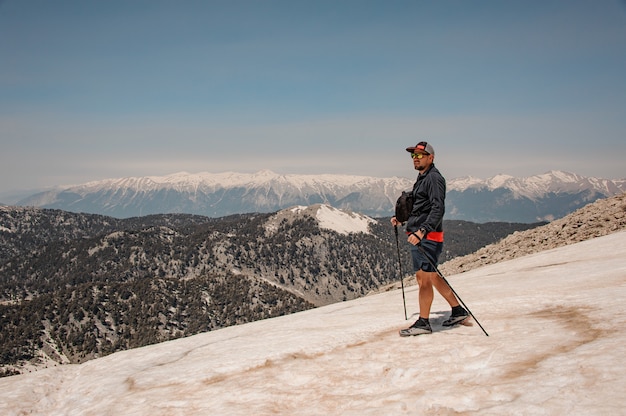 Mâle voyageur avec équipement de randonnée en montagne