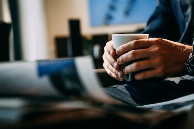 Photo mâles mains tenant une tasse de café