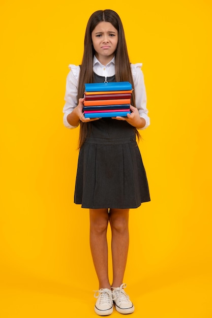 Malheureuse adolescente bouleversée écolière avec des livres