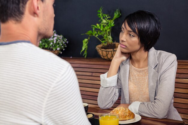 Malheureuse femme assise devant son petit ami