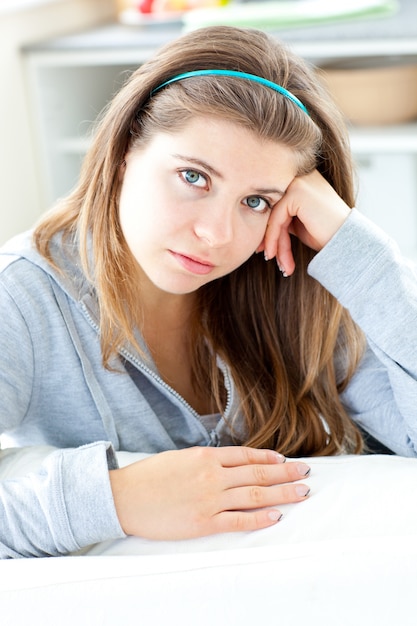 Malheureuse femme regardant la caméra