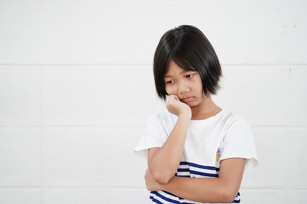 Malheureuse petite fille gaie, La fille était assise triste et malheureuse dans les escaliers