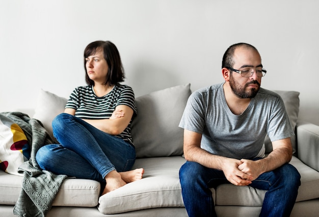 Photo malheureux couple se disputant sur le canapé