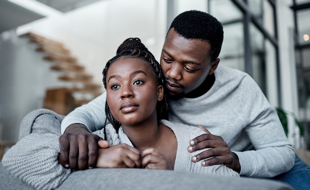 Malheureux couple triste et déprimé pendant que son petit ami réconforte son soutien et embrasse son partenaire tout en luttant contre le deuil, la perte ou la dépression à la maison Demander pardon après une dispute sur la tricherie