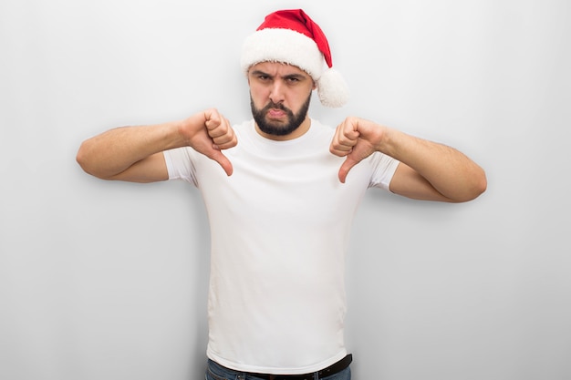 Malheureux jeune homme au chapeau rouge se dresse et pose. Il le regarde. Guy tient ses gros pouces vers le bas.