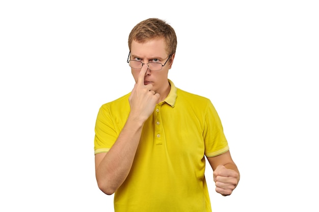 Malheureux mec geek dans des verres et un t-shirt jaune prêt à se battre avec les poings isolés sur fond blanc