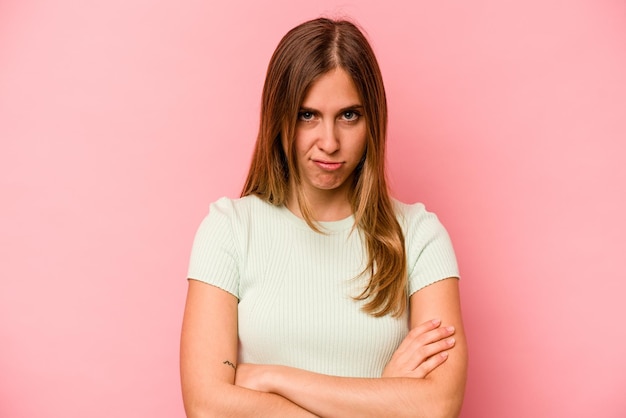 Malheureux regardant à huis clos avec une expression sarcastique