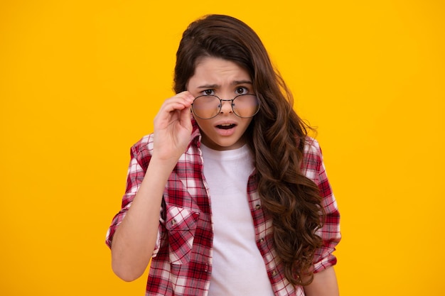 Malheureux triste adolescente ophtalmologiste essaie sur les lunettes d'adolescente petite fille libre traitement de la vision des enfants avec des lunettes