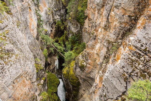 Maligne Canyon Falls, belle gorge, beaucoup de couleurs. Parc national Jasper