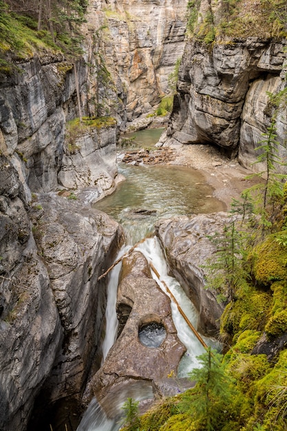 Maligne Canyon Falls, belle gorge, beaucoup de couleurs. Parc national Jasper